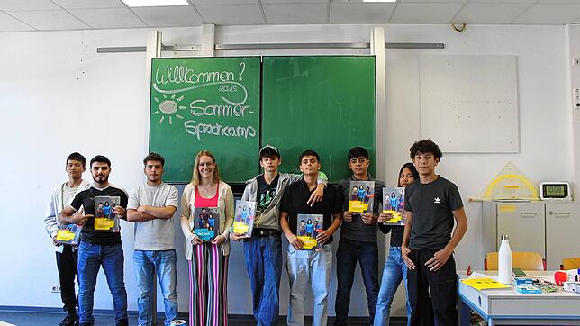 Diese acht Jugendlichen der Fortgeschrittenen-Gruppe haben mit DaF-Lehrerin Michelle Güntert (Vierte von links) Deutsch auf A2-Niveau ...
