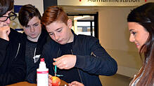 Gesundheits- und Krankenpflegerin Sinem Hosman (rechts) zeigte den Schülern, wie man eine Spritze vorbereitet. Bild: MCB