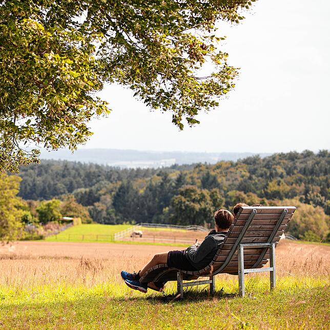 Sitzmöglichkeiten, ein Grillplatz und dieser herrliche Ausblick – das kann nur der Purren sein.