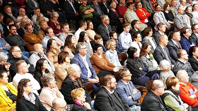 Rund 300 Gäste waren zum Empfang gekommen und lauschten aufmerksam den Ausführungen der Redner und Laudatoren.