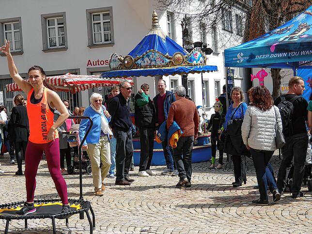 Judit Püspök vom Sportcenter Barz, World Jumping Mastertrainerin, zeigte auf dem Marktplatz, wie man auf einem Mini-Trampolin sportelt. ...