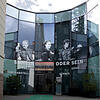 An der Fassade wirbt das Museum LA 8 in Baden-Baden für die Ausstellung &bdquo;Schein oder Sein&ldquo;.