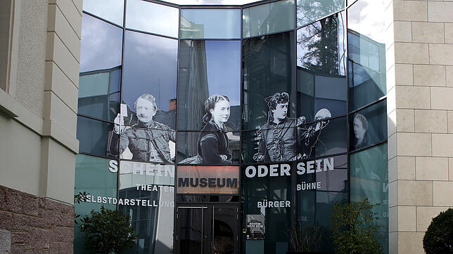An der Fassade wirbt das Museum LA 8 in Baden-Baden für die Ausstellung &bdquo;Schein oder Sein&ldquo;.
