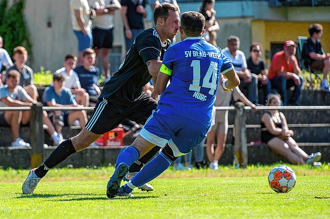 Nicht zu bremsen: Fabian Frieling (links, gegen Mehmet Yilmaz vom SV BW Murg) traf vier Mal für den SV 08 Laufenburg II beim 6:2-Erfolg ...