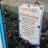 &bdquo;Geschäft geschlossen&ldquo;: Mit Plakaten im Schaufenster seines bisherigen Geschäfts bedankt sich Metzger Jürgen Hodler für die ...