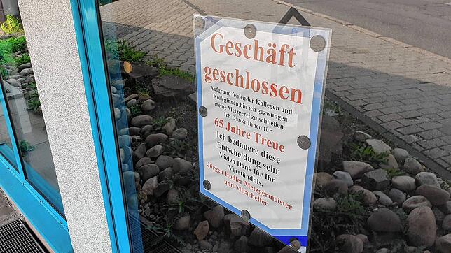 &bdquo;Geschäft geschlossen&ldquo;: Mit Plakaten im Schaufenster seines bisherigen Geschäfts bedankt sich Metzger Jürgen Hodler für die ...