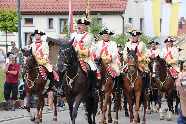 Die Hohenzollern-Kürassiere bei der Reiterprozession.