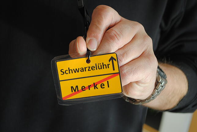 Mit diesem Schild unterstützt Verteidiger Bernd Müller Rita Schwarzelühr-Sutter, die vom Narrengericht Tiengen angeklagt wurde.