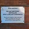 Aushang an der Kirche: Gottesdienste finden weiterhin nicht statt.