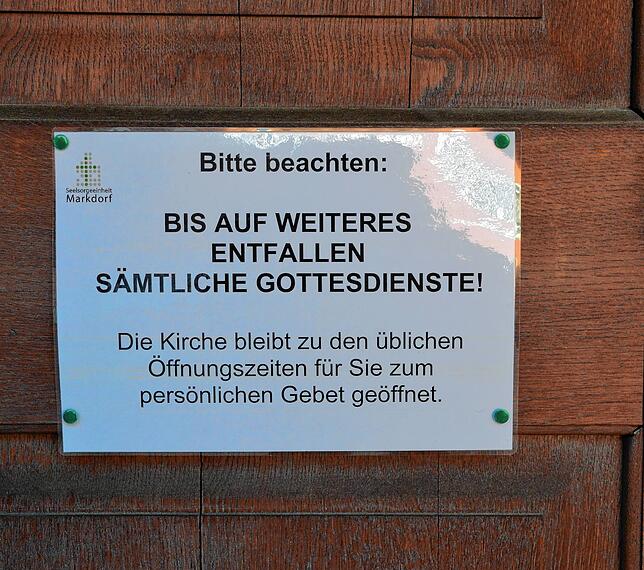 Aushang an der Kirche: Gottesdienste finden weiterhin nicht statt.