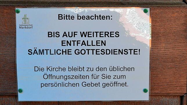 Aushang an der Kirche: Gottesdienste finden weiterhin nicht statt.