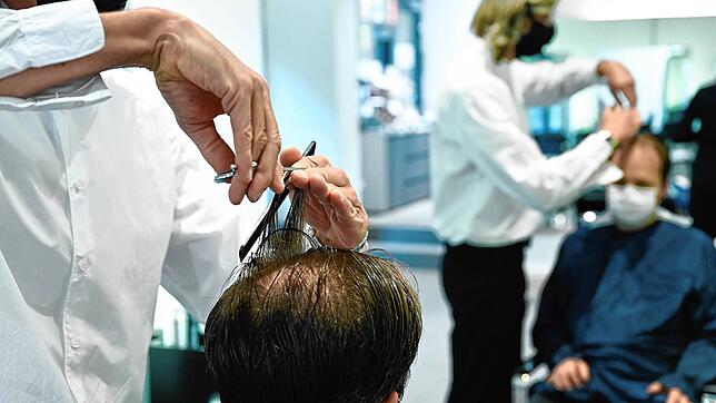 Dienstleistungsbetriebe wie Friseursalons waren durch monatelange Corona-bedingte Betriebsschließungen besonders hart getroffen. Die ...