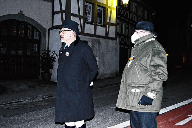 Narrenpolizist Peter Graubach und Narrenmutter Wolfgang Lechler sehen am Hänselebrunnen nach dem Rechten.