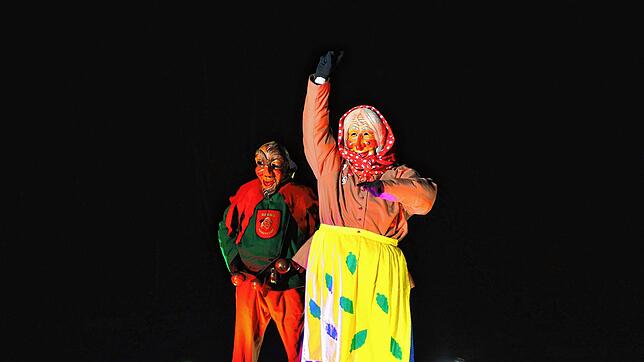 Der Berauer Wurzelsepp und das Birkendorfer Rombachwiibli stellen ihr Gesangstalent unter Beweis.