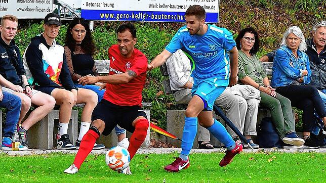 Torschützen unter sich: André Holzapfel (rechts) brachte den SV Buch im Rückspiel beim FC Hochrhein in Führung, Francesco Melina sorgte ...