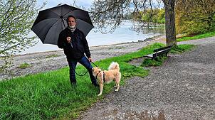 Armin Schmid ist im Konstanzer Hörlepark mit dem Hund seiner Tochter unterwegs. Der Regenschirm ist in diesen Tagen sein ständiger ...