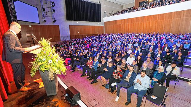 Festlicher Rahmen für die kommunalpolitische Standortbestimmung: Singens Oberbürgermeister Bernd Häusler beim Neujahrsempfang vor voll ...