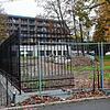 Stein des Anstoßes ist der schwarze Zaun vor dem künftigen Luxushotel auf dem Büdingen-Areal. Das Bild zeigt, dass dort auch früher ...