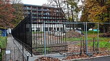Stein des Anstoßes ist der schwarze Zaun vor dem künftigen Luxushotel auf dem Büdingen-Areal. Das Bild zeigt, dass dort auch früher ...