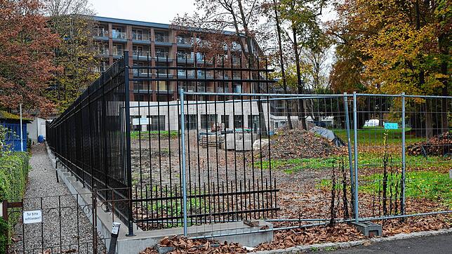 Stein des Anstoßes ist der schwarze Zaun vor dem künftigen Luxushotel auf dem Büdingen-Areal. Das Bild zeigt, dass dort auch früher ...