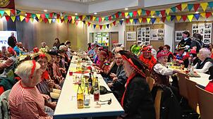 Die Stimmung in der Stadthalle bei der ersten Seniorenfasnacht war von Anfang bis Schluss bestens. Bild: Gerd Leutenecker