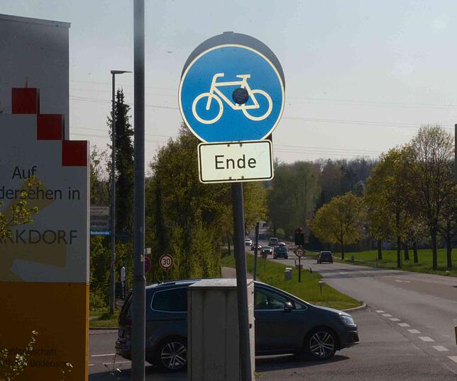 Trotz aller Anstrengungen: Vorfahrt hat in Markdorf nach wie vor der Autoverkehr. Im Bild der Einmündungsbereich Bernhardstraße/B 33.