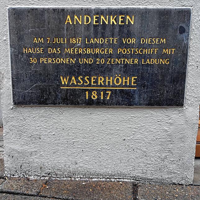 Eine Gedenktafel auf der Marktstätte erinnert an das Hochwasser 1817: Damals wurde sogar ein Schiff dort angeschwemmt.
