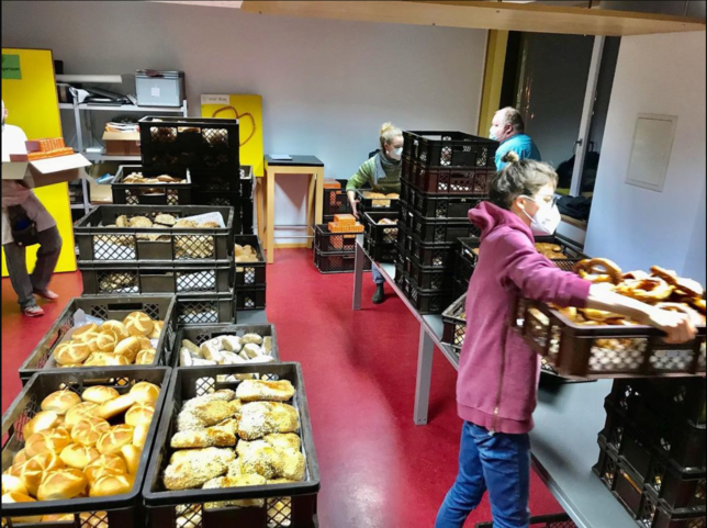 Helfer und Mitarbeiter packen die Bestellungen in der Landbäckerei Baader in Frickingen ein.