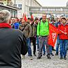 Achim Zinser, stellvertretender Betriebsratsvorsitzender bei RRPS, heizt den gut 450 Streikenden auf dem Firmengelände der MTU ein.