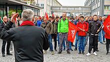 Achim Zinser, stellvertretender Betriebsratsvorsitzender bei RRPS, heizt den gut 450 Streikenden auf dem Firmengelände der MTU ein.