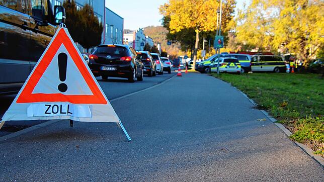 Im Rahmen einer gemeinsamen Routinekontrolle waren Polizei und Zoll mit einem großen personellen Aufgebot am Stockacher Busbahnhof im ...