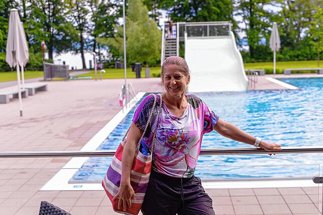 Nadine Braun freut sich über den Start in die Saison; sie kommt fast täglich zum Schwimmen her.