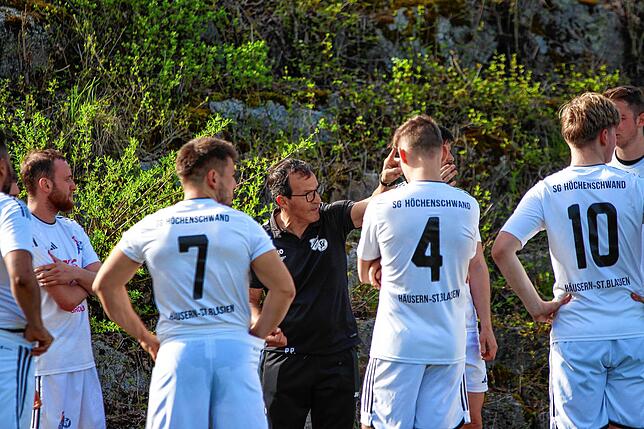 Da geht‘s lang: Giuseppe Pavano und die SG Höchenschwand – hier ein Archivfoto – freuen sich nach dem 5:1-Erfolg beim SV Stühlingen über ...