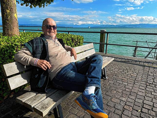 Rolf Parr aus Göttingen genießt die Sonne und das Licht im Herbst.
