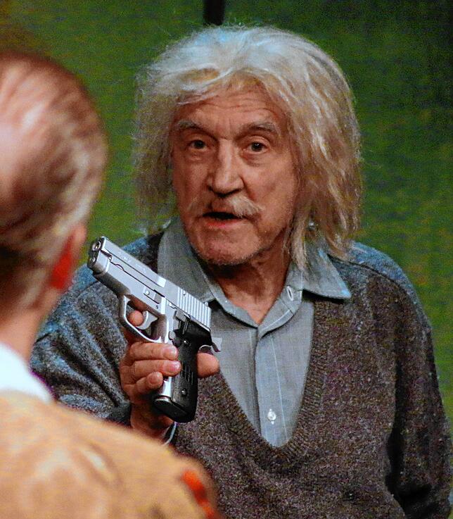Dieter Mainka, früherer Assistent Dürrenmatts, als Einstein in „Die Physiker“.