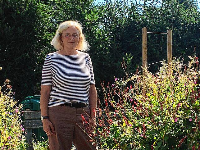 Alice Engelhardt in ihrem Garten. Sie ist eines der Gründungsmitglieder des Fördervereins des Umweltzentrums.