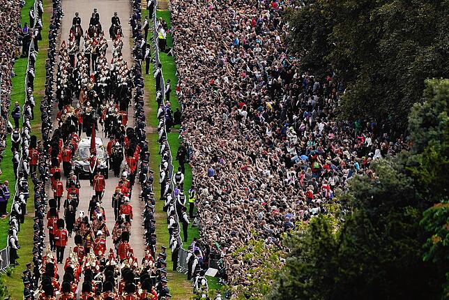 Die feierliche Prozession mit dem Sarg von Königin Elizabeth II. zieht über den Long Walk zum Schloss Windsor.