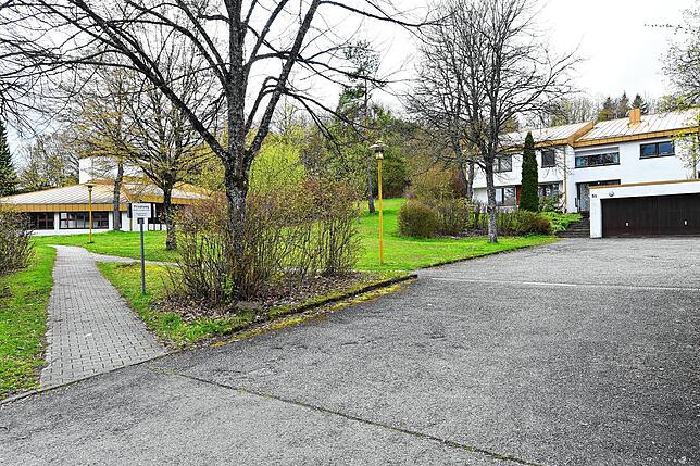 Links die Kirche, rechts das Pfarrhaus. Das Areal der Lukasgemeinde im Steppach ist als neuer Standort des Seniorenheims St. Lioba im ...