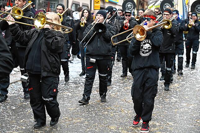 Bild 19: Großer Umzug in Tennenbronn mit 20 Musik- und Narrengruppen