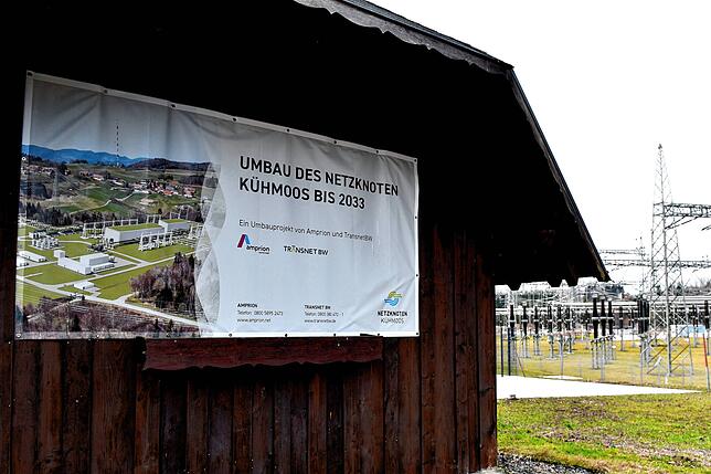 In Kühmoos weist dieses Plakat darauf hin, dass der Netzknoten bis 2033 ausgebaut werden soll.