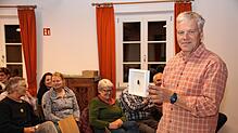 Carsten Weber zeigt beim Vortrag einen Lederlaufkäfer. Der Lederlaufkäfer ist einer der größten heimischen Laufkäfer. Der gefräßige ...
