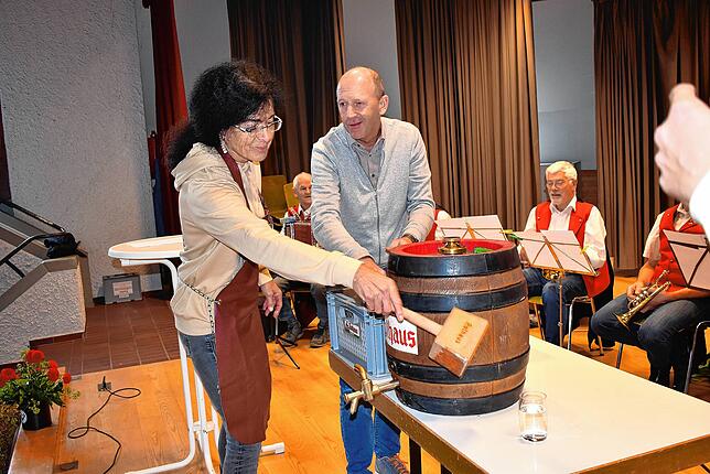 Ortsvorsteherin Marianne Buchmüller sticht mit Unterstützung von Christian Behringer erstmals ein Fass an.