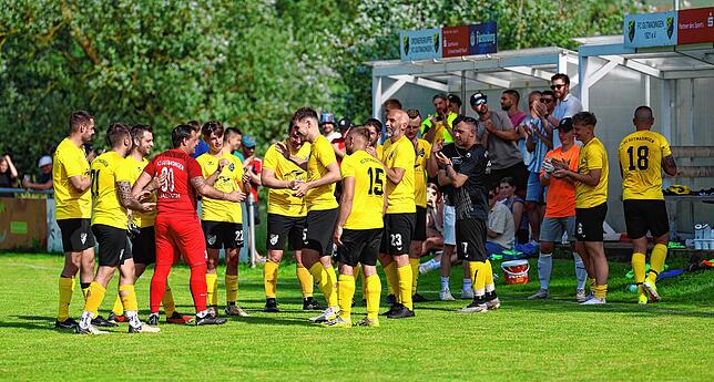 Spalier zum Abschied: Torwart Christian Jaensch bestritt sein letztes Spiel für den FC Gutmadingen.