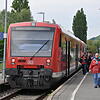 Ein dieselbetriebener Zug, der auf der Bodenseegürtelbahn verkehrt, hält im Bahnhof von Ludwigshafen.