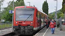 Ein dieselbetriebener Zug, der auf der Bodenseegürtelbahn verkehrt, hält im Bahnhof von Ludwigshafen.