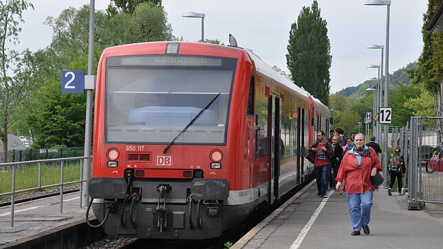 Ein dieselbetriebener Zug, der auf der Bodenseegürtelbahn verkehrt, hält im Bahnhof von Ludwigshafen.