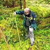 Bis zu einem Meter tief sind die alten Entwässerungsgräben, die nun so verpfropft werden, dass etwa 100 kleine Tümpel im Wald entstehen.