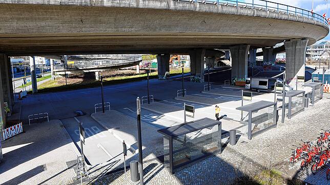 Der neue Fernbusbahnhof unterhalb der Schänzlebrücke steht kurz vor der Eröffnung. Noch ist allerdings nicht alles fertig.