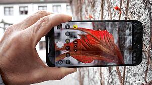 Nicht nur im Urlaub immer als Kamera dabei: Das Smartphone ersetzt heute vielfach einen echten Fotoapparat und kann bei der richtigen ...