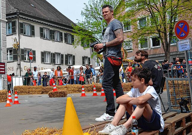 Mitglieder des AuMSC Gehrenberg präsentieren am Stadtgraben wieder ihre ferngesteuerte Rennautos. Das Angebot kam im vergangenen Jahr ...